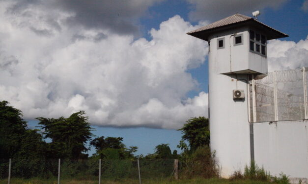 Changement climatique et prison : la double peine des détenus ultramarins